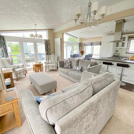 Wildflower, Premium Plus Hot Tub Lodge South Cerney Bagian luar foto