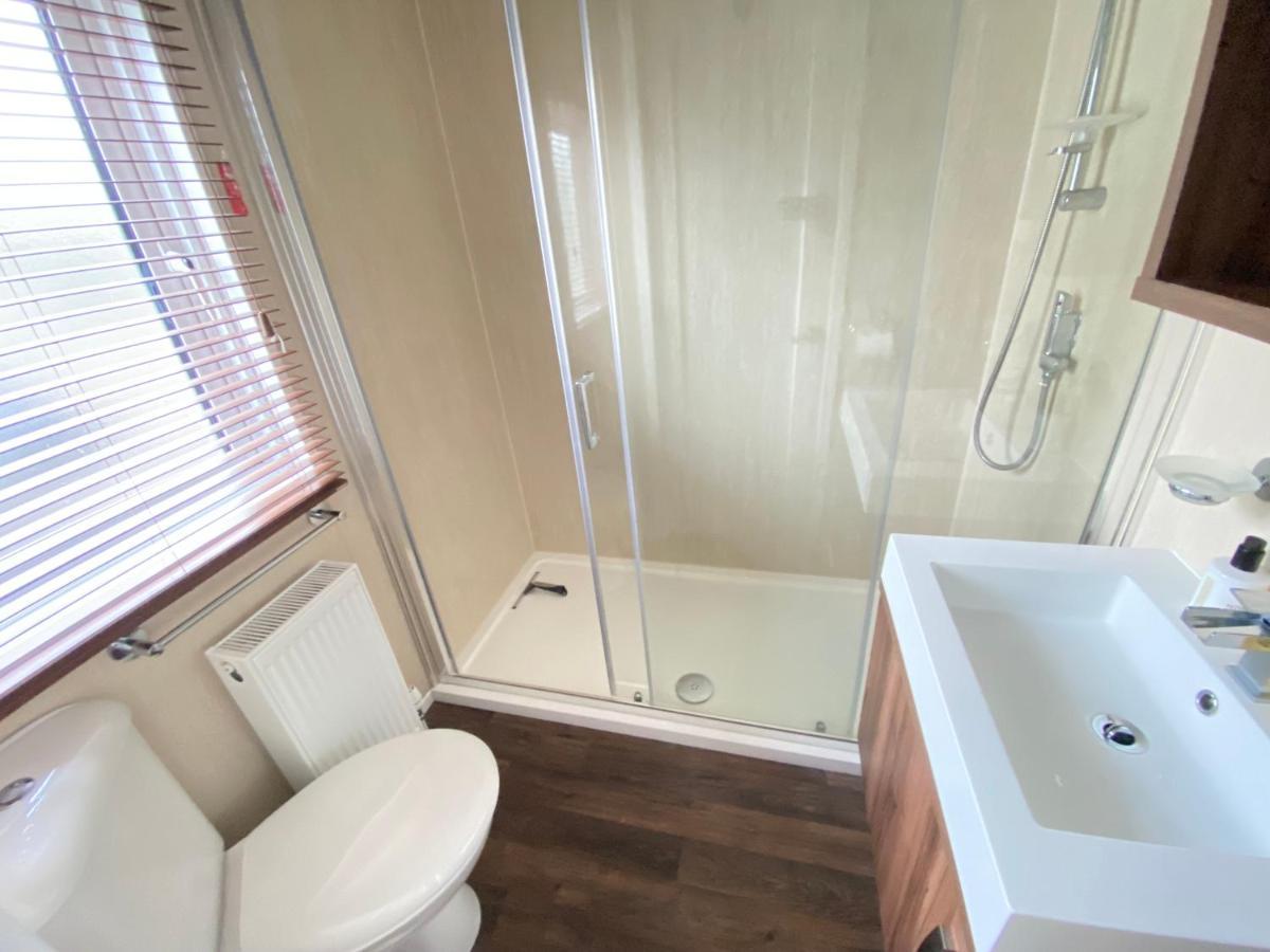 Wildflower, Premium Plus Hot Tub Lodge South Cerney Bagian luar foto