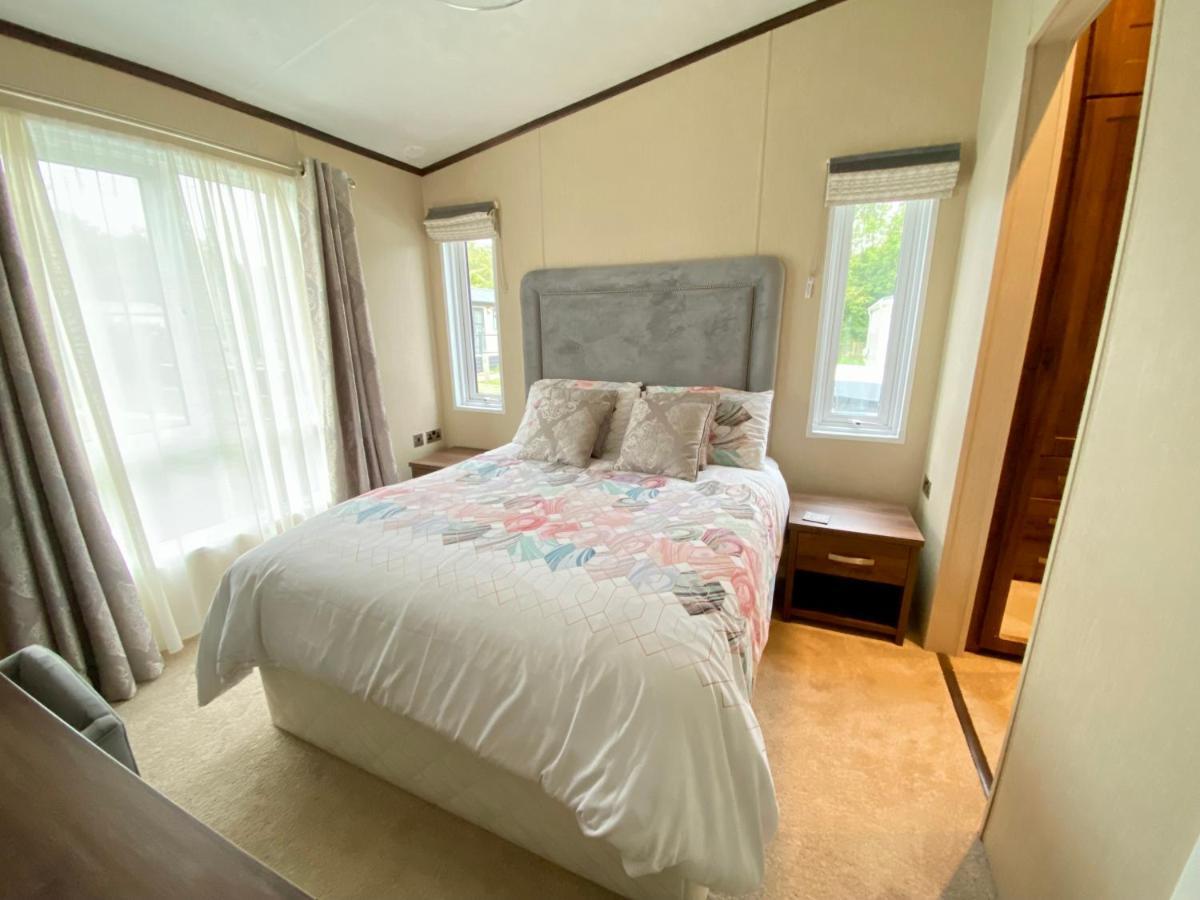 Wildflower, Premium Plus Hot Tub Lodge South Cerney Bagian luar foto