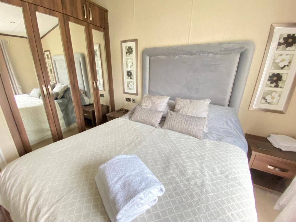 Wildflower, Premium Plus Hot Tub Lodge South Cerney Bagian luar foto
