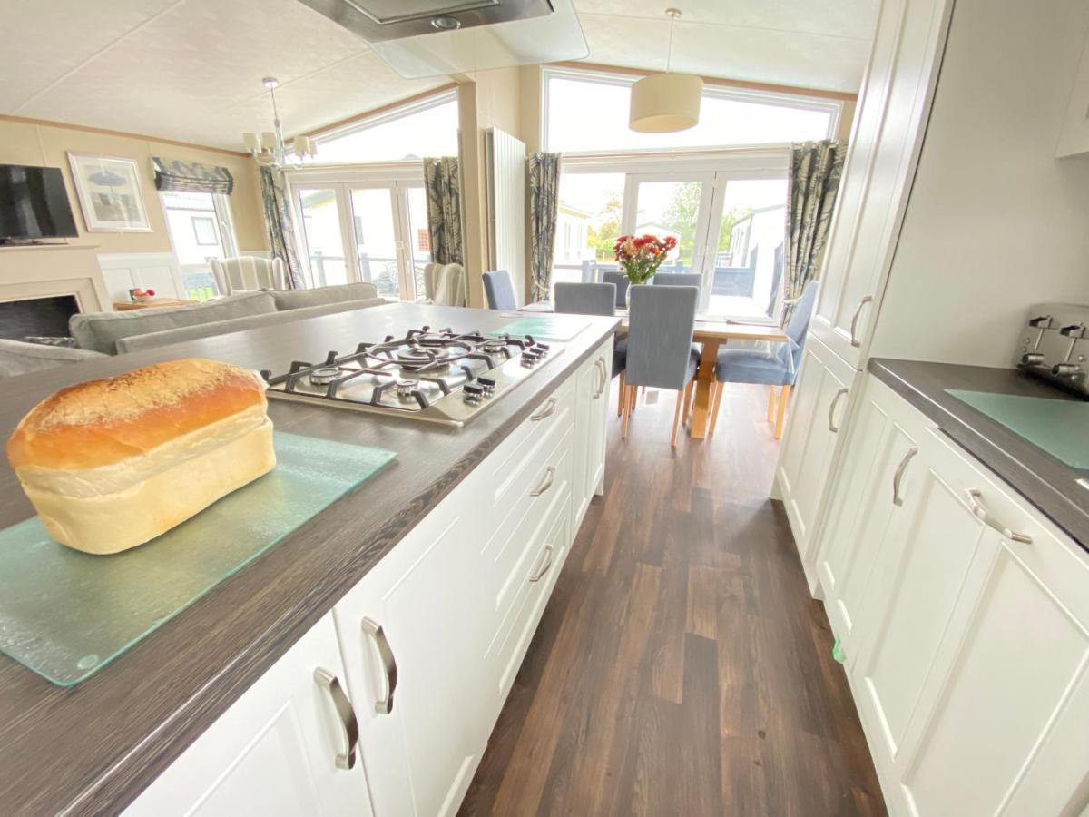 Wildflower, Premium Plus Hot Tub Lodge South Cerney Bagian luar foto