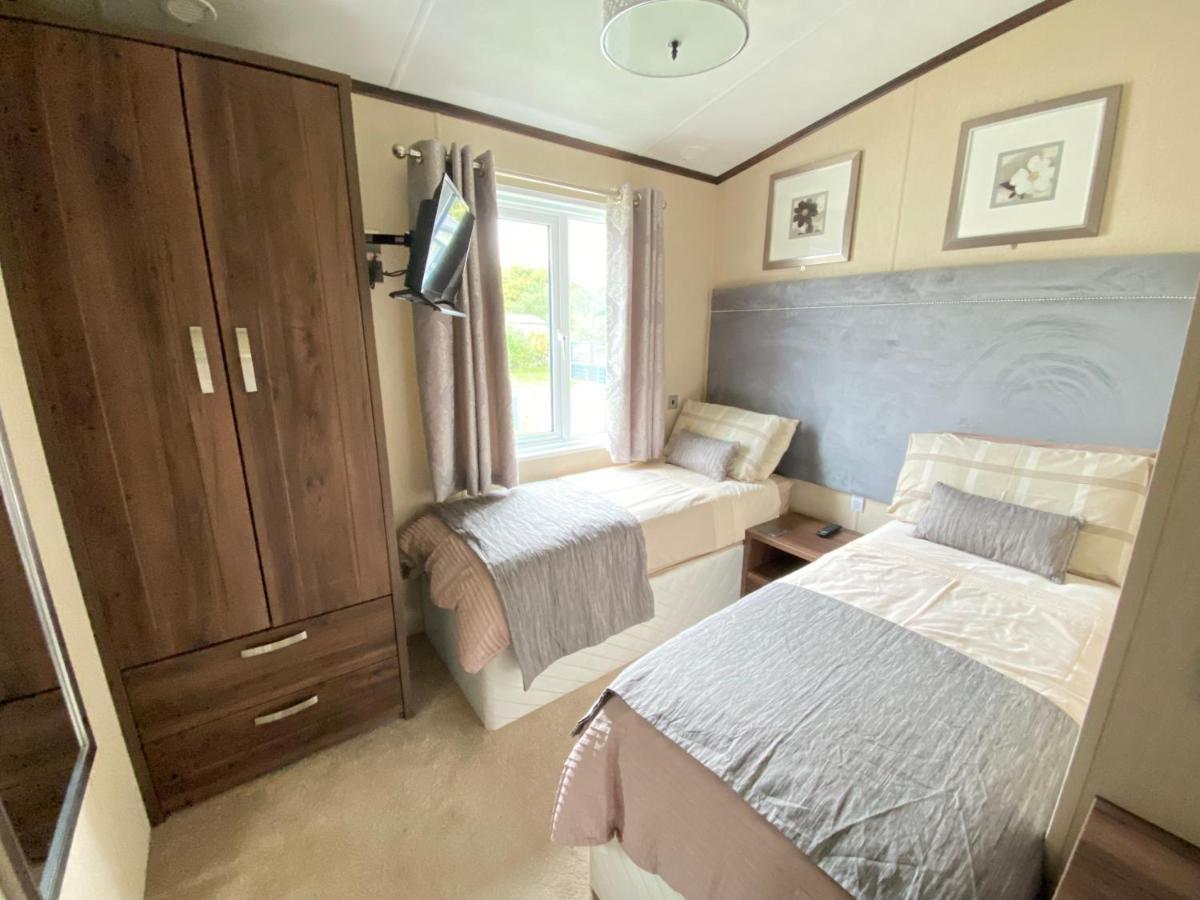Wildflower, Premium Plus Hot Tub Lodge South Cerney Bagian luar foto