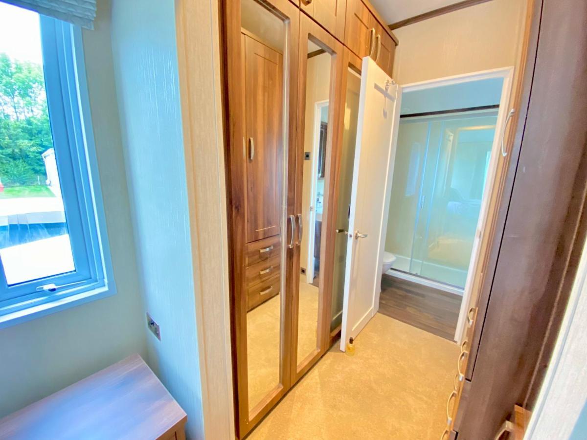 Wildflower, Premium Plus Hot Tub Lodge South Cerney Bagian luar foto