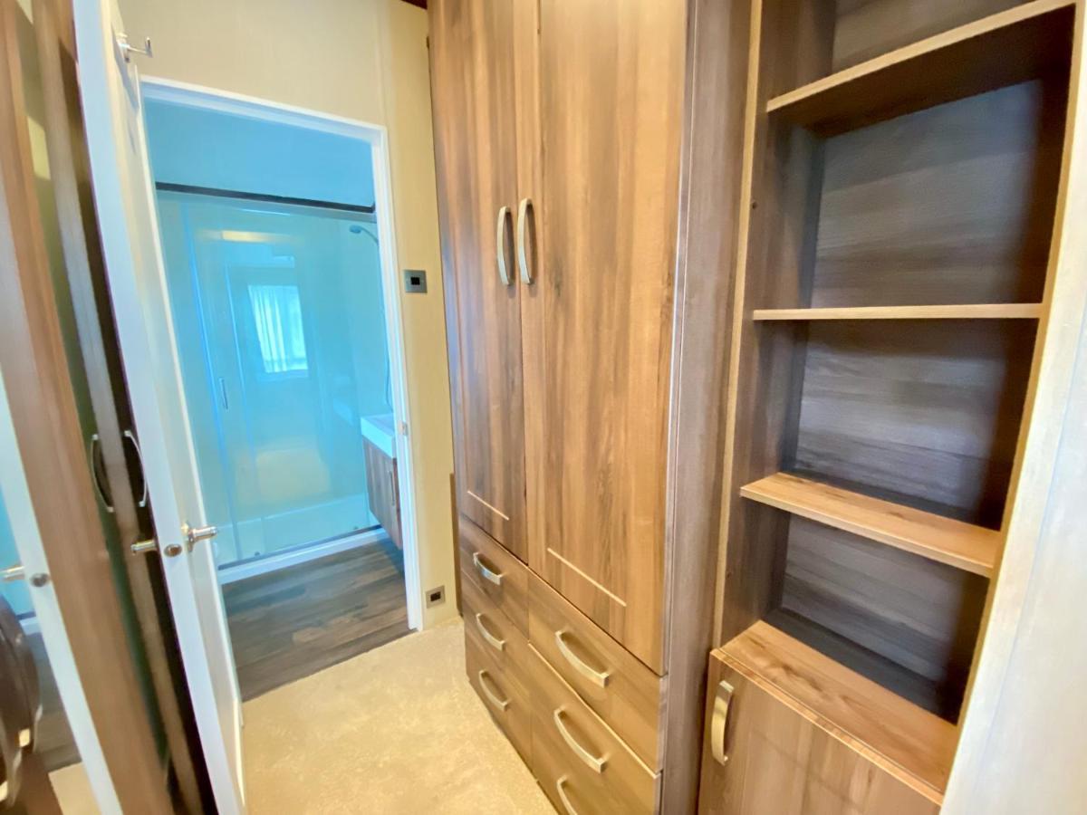 Wildflower, Premium Plus Hot Tub Lodge South Cerney Bagian luar foto