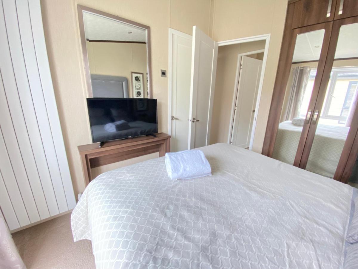 Wildflower, Premium Plus Hot Tub Lodge South Cerney Bagian luar foto