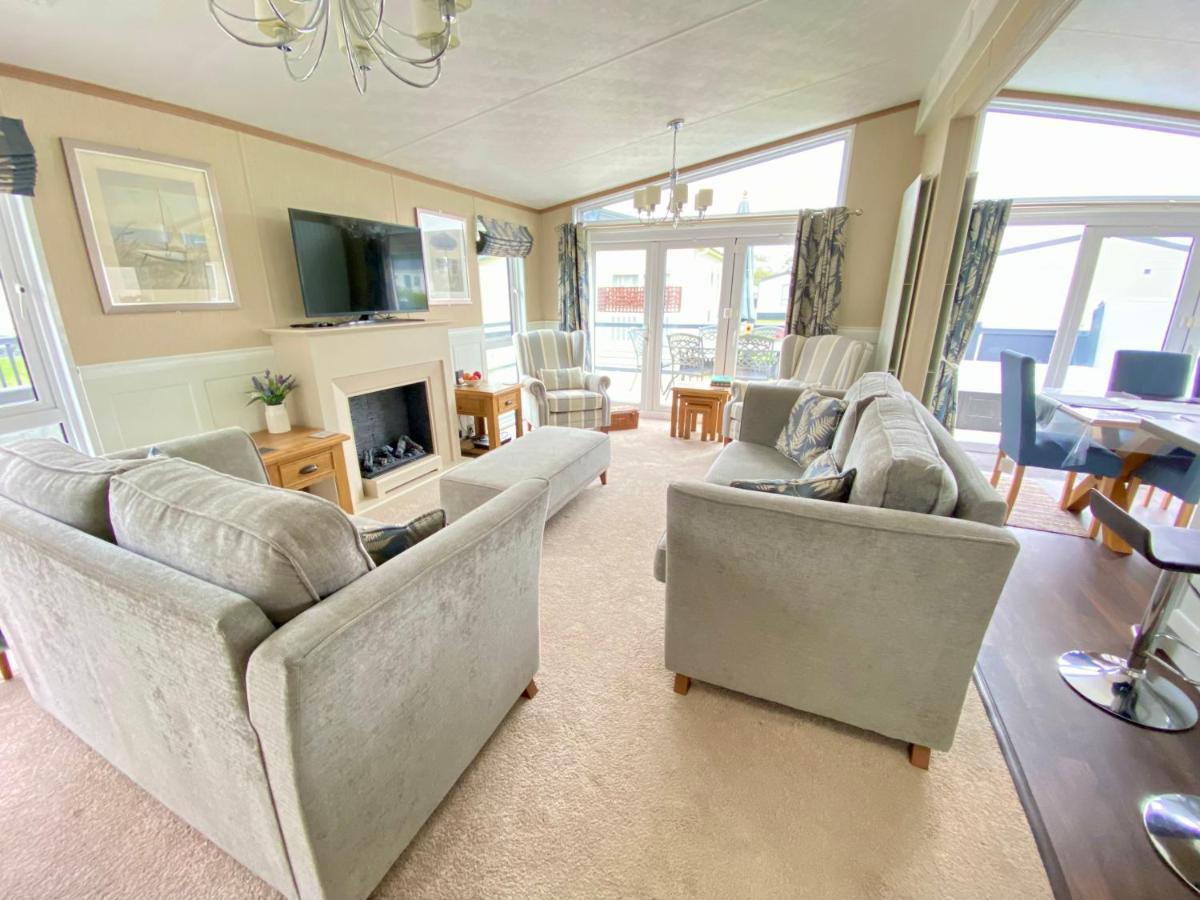 Wildflower, Premium Plus Hot Tub Lodge South Cerney Bagian luar foto