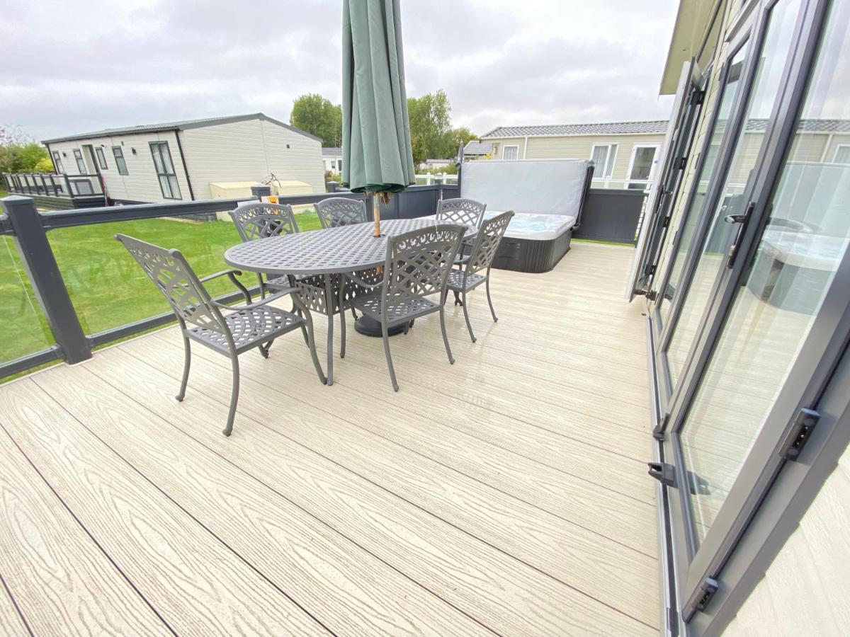 Wildflower, Premium Plus Hot Tub Lodge South Cerney Bagian luar foto