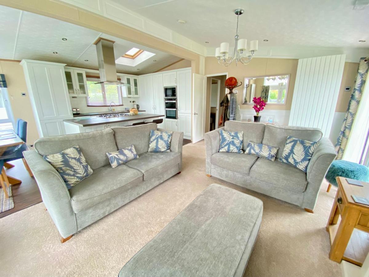 Wildflower, Premium Plus Hot Tub Lodge South Cerney Bagian luar foto