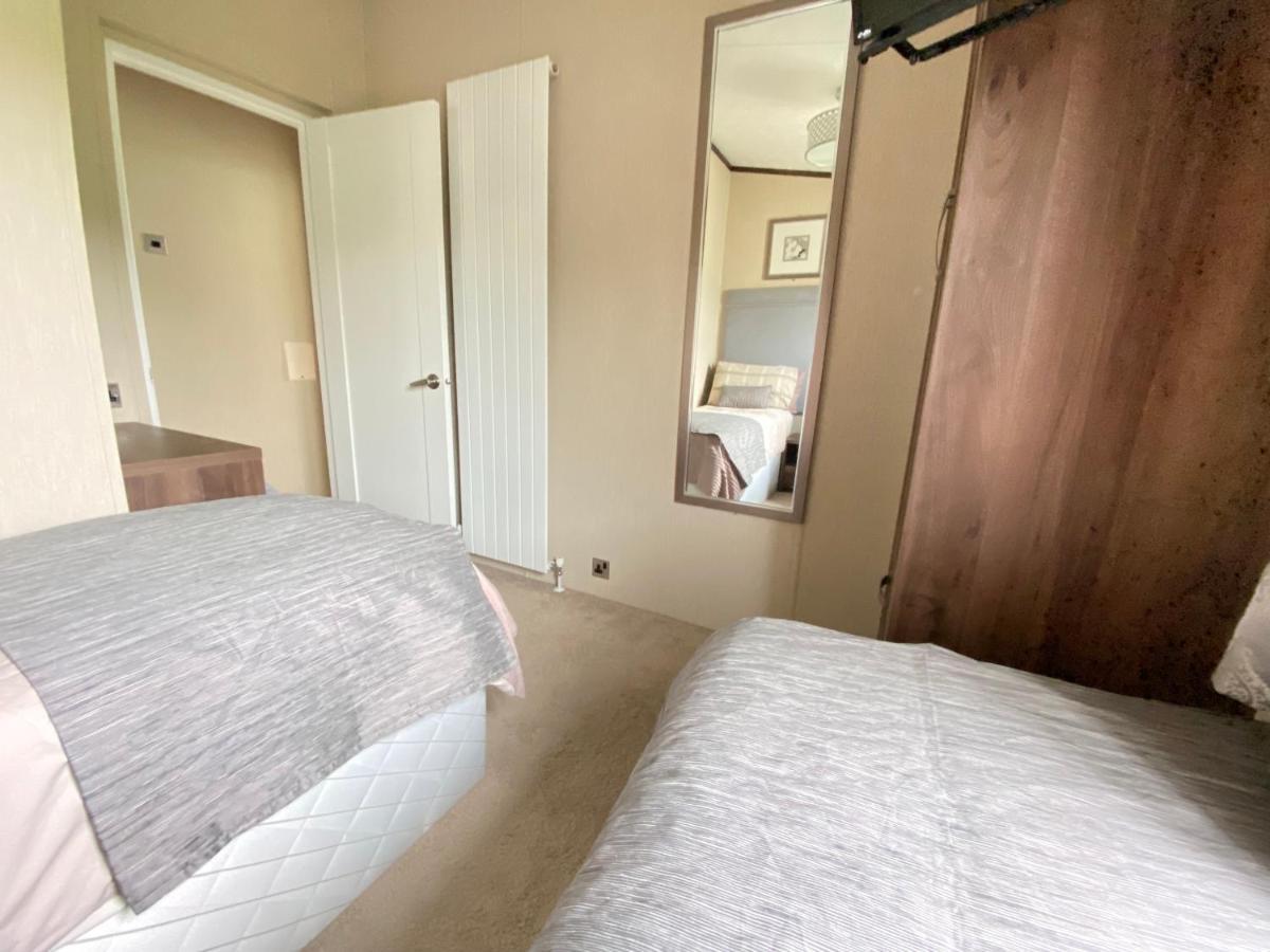 Wildflower, Premium Plus Hot Tub Lodge South Cerney Bagian luar foto