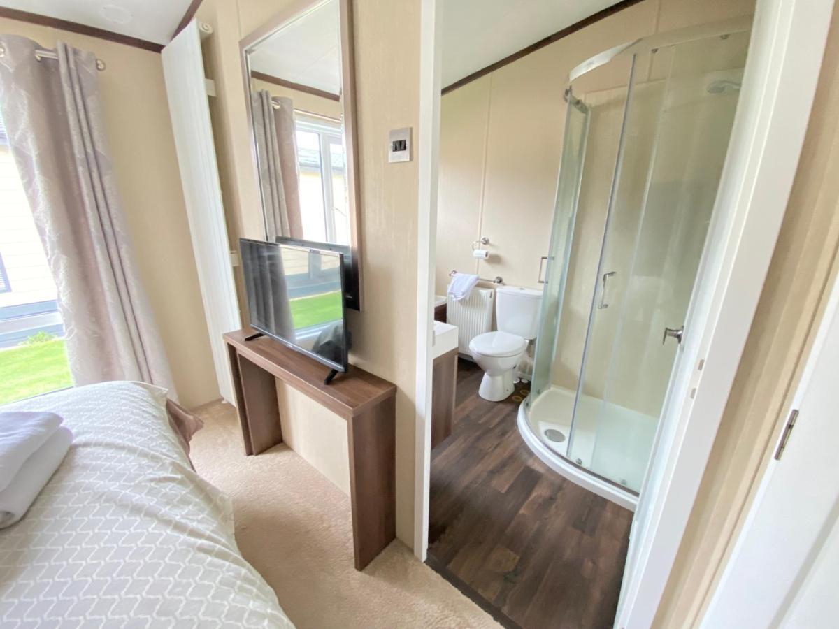 Wildflower, Premium Plus Hot Tub Lodge South Cerney Bagian luar foto