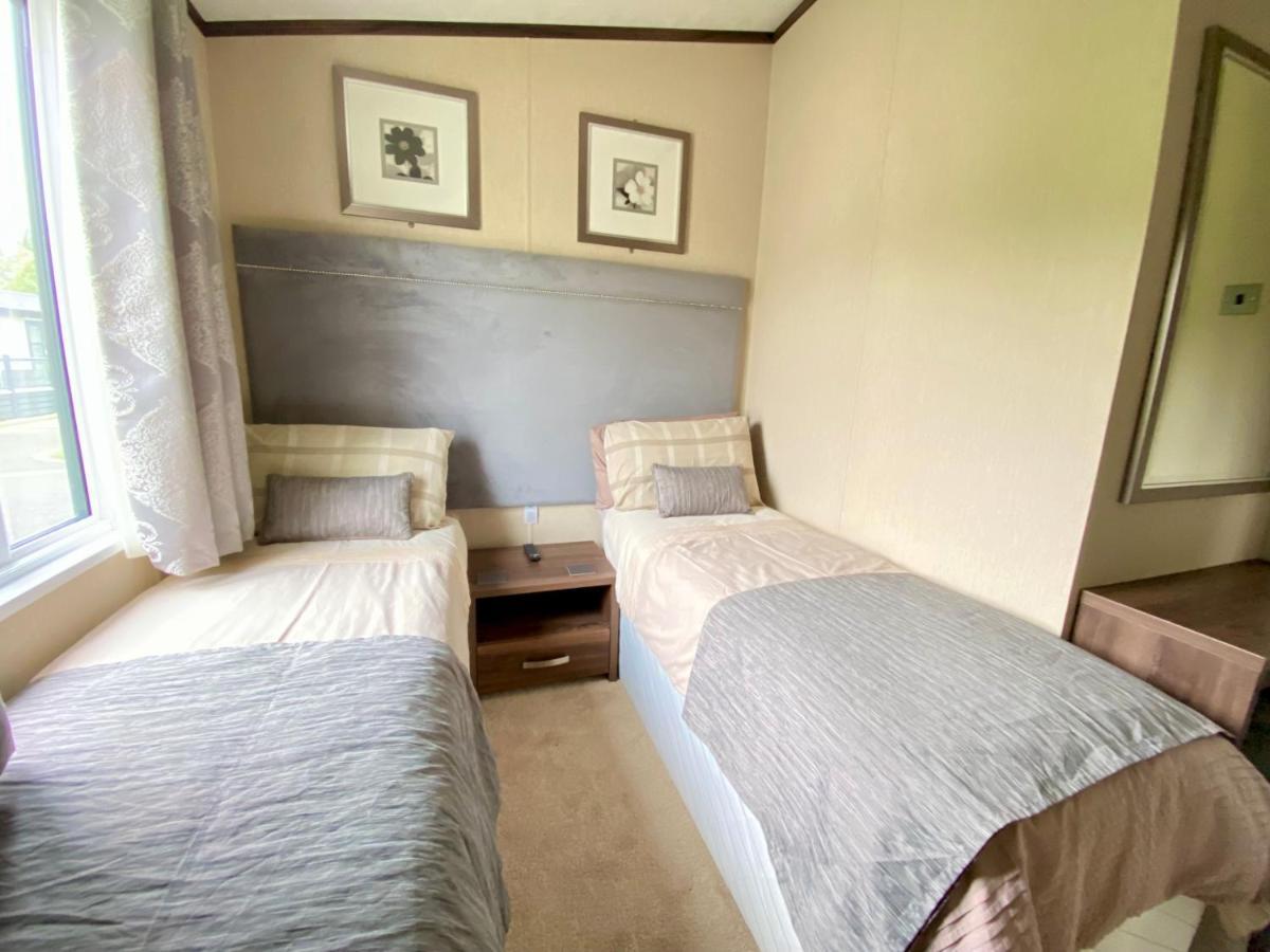 Wildflower, Premium Plus Hot Tub Lodge South Cerney Bagian luar foto
