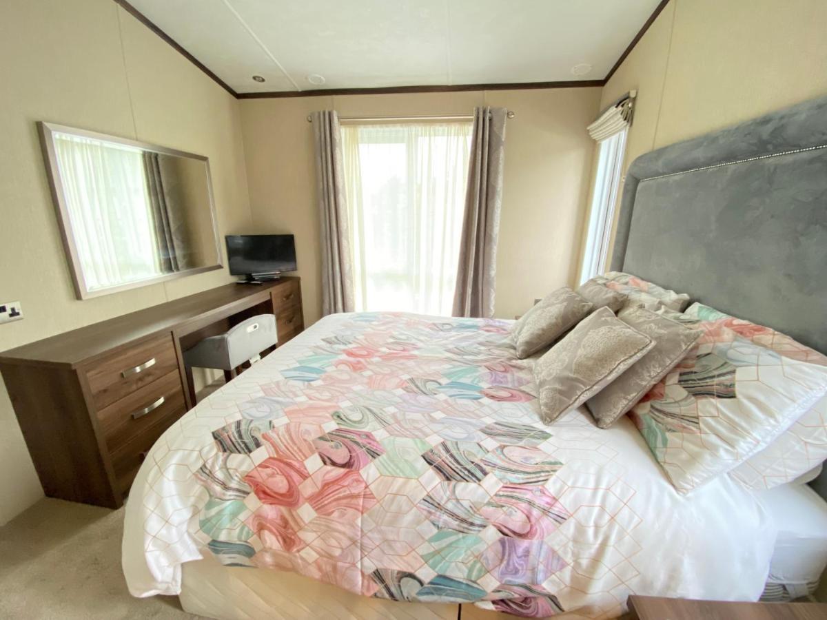 Wildflower, Premium Plus Hot Tub Lodge South Cerney Bagian luar foto