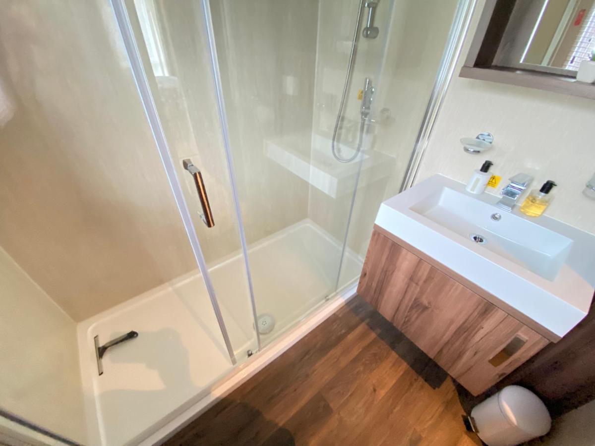 Wildflower, Premium Plus Hot Tub Lodge South Cerney Bagian luar foto