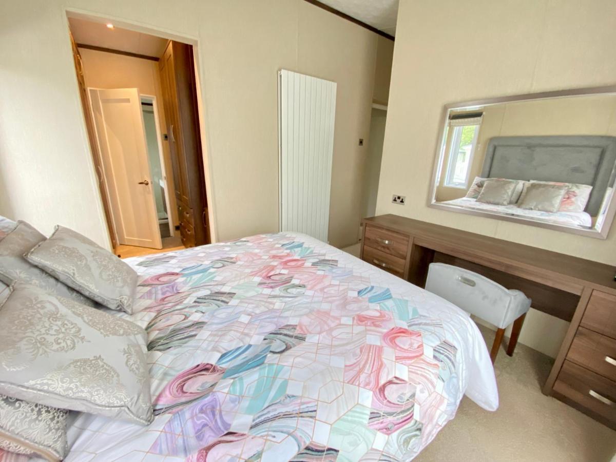 Wildflower, Premium Plus Hot Tub Lodge South Cerney Bagian luar foto