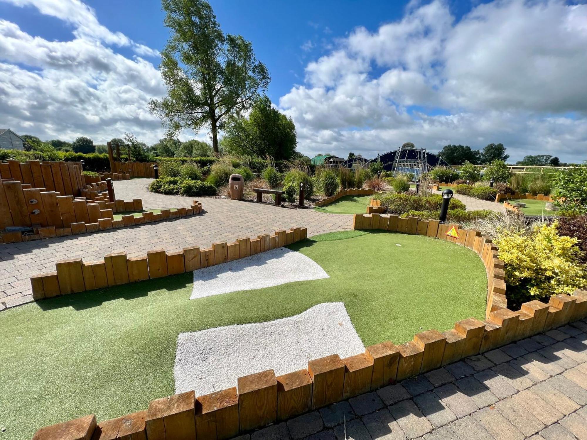 Wildflower, Premium Plus Hot Tub Lodge South Cerney Bagian luar foto