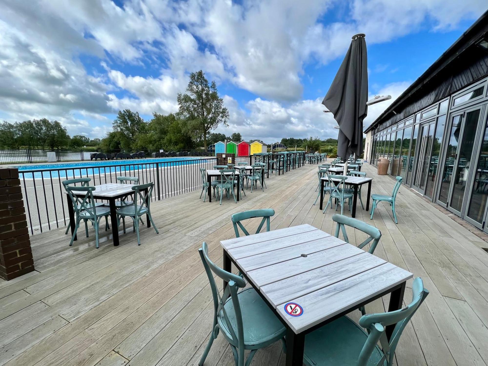Wildflower, Premium Plus Hot Tub Lodge South Cerney Bagian luar foto