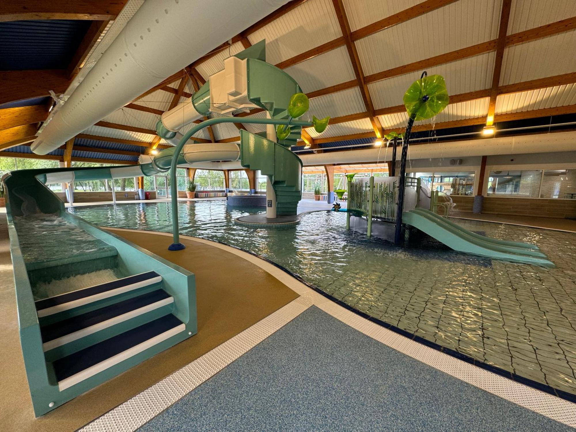 Wildflower, Premium Plus Hot Tub Lodge South Cerney Bagian luar foto